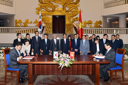Thủ tướng Nguyễn Tấn Dũng chứng kiến Lễ ký kết Hiệp định Thương mại tự do Việt Nam-Hàn Quốc.